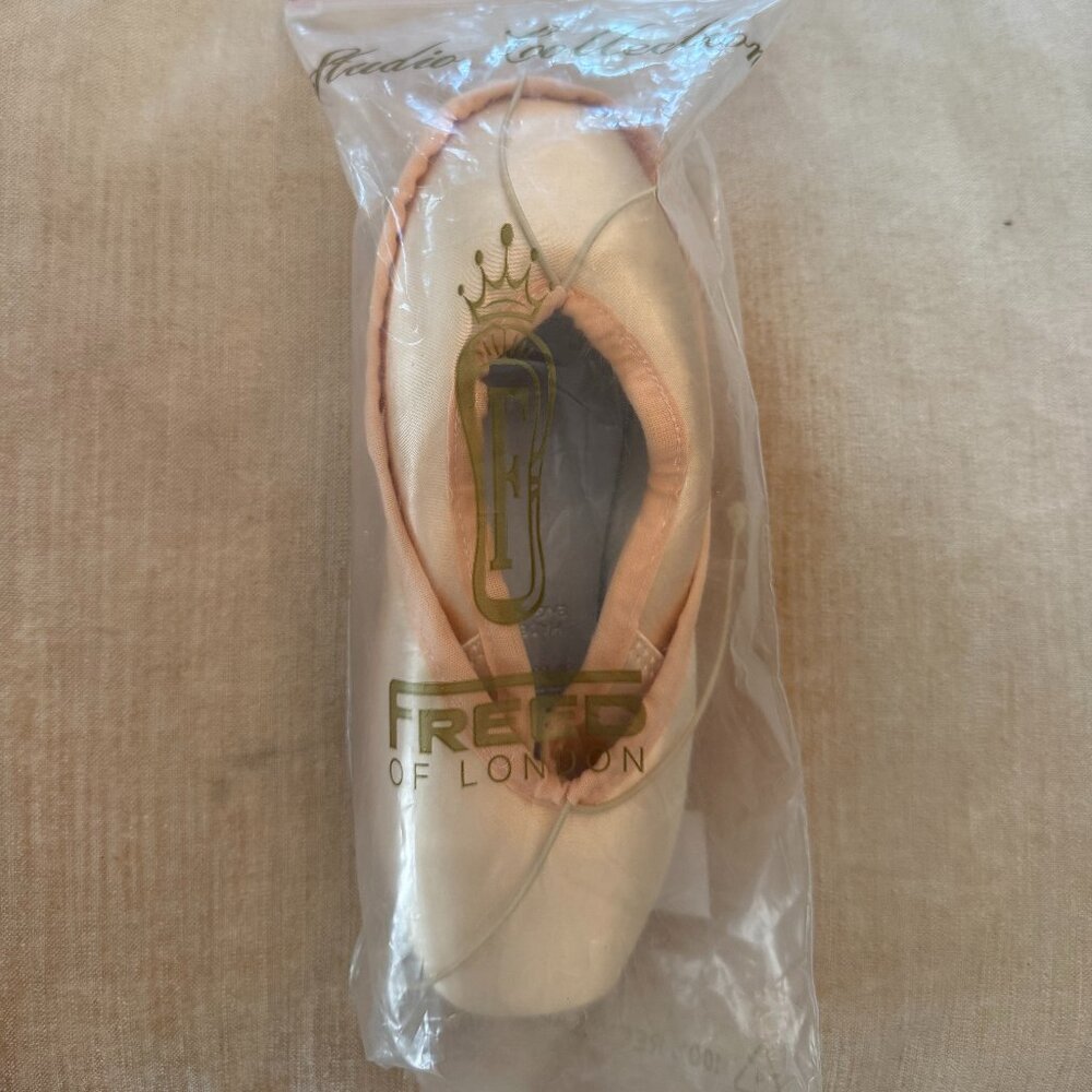 FREED POINTE SHOES SIZE 4E